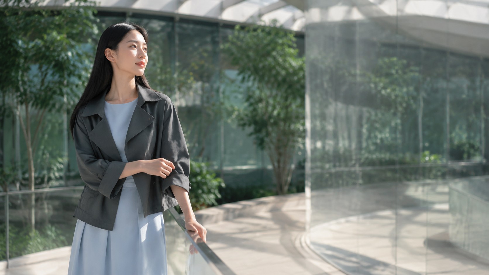 首尔玻璃花园中望向阳光的女性