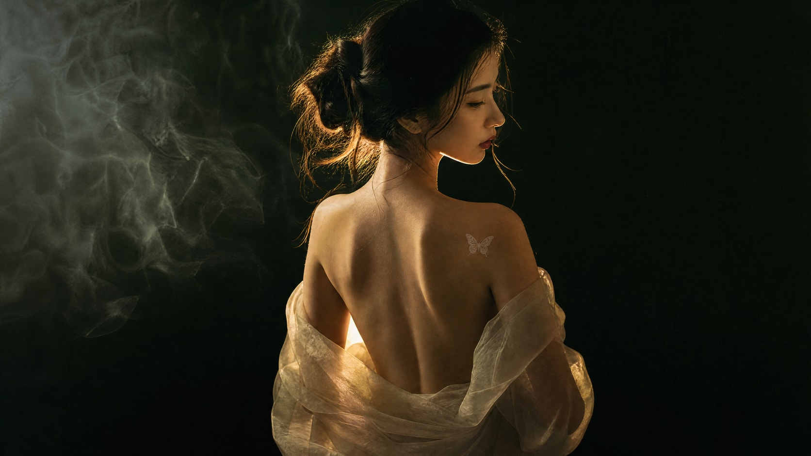 深绿背景中的蝴蝶纹身背光肖像