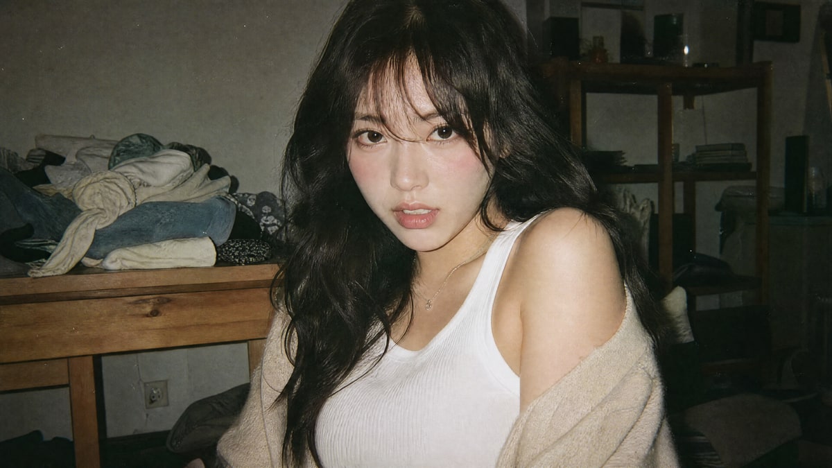 卧室光影中的成年女性肖像